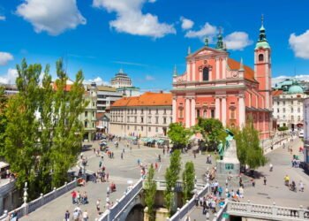 Conheça a cidade onde placas de trânsito ensinam expressões locais
