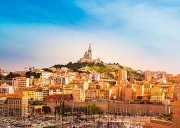 Conheça a cidade onde as fachadas dos prédios servem como telas de cinema