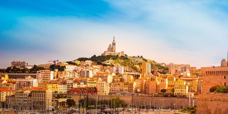 Conheça a cidade onde as fachadas dos prédios servem como telas de cinema