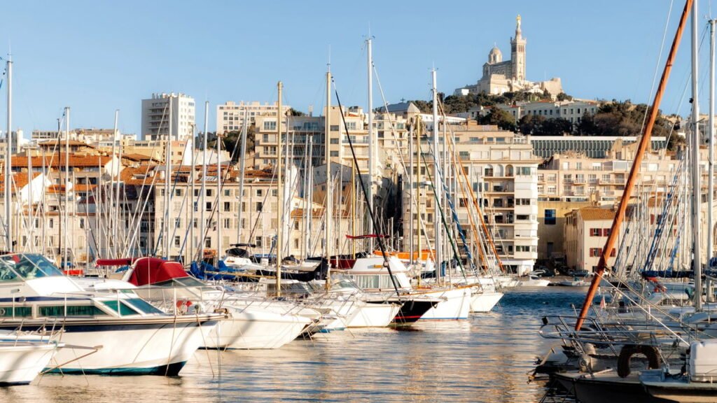 Conheça a cidade onde as fachadas dos prédios servem como telas de cinema