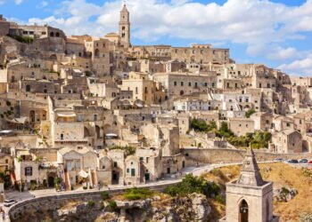 Prédios históricos foram convertidos em salas de cinema ao ar livre nesta cidade