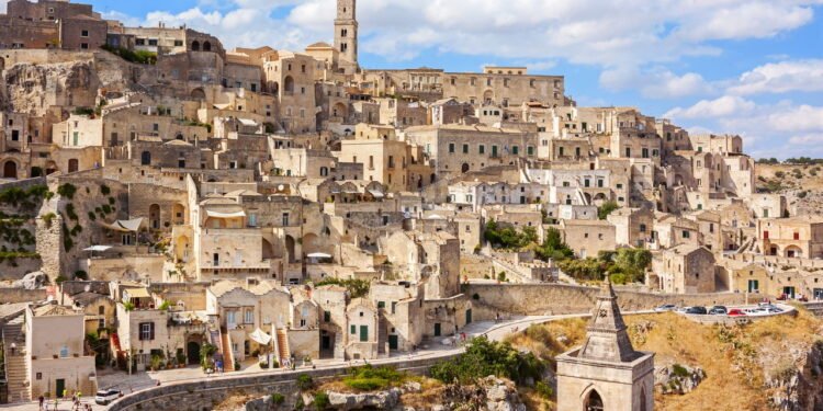 Prédios históricos foram convertidos em salas de cinema ao ar livre nesta cidade