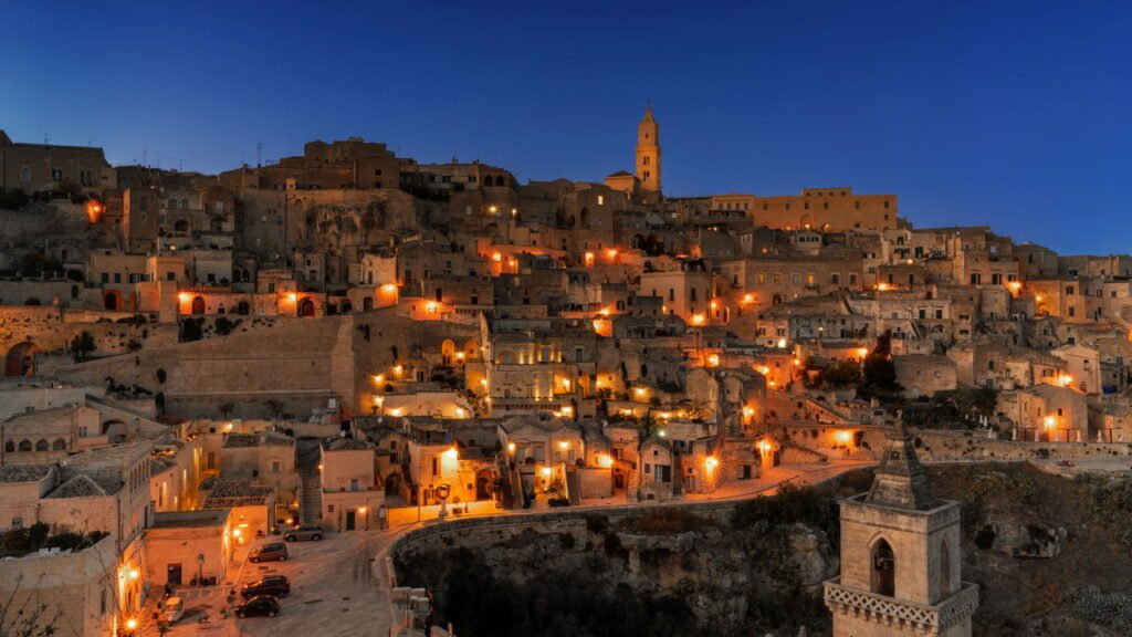 Prédios históricos foram convertidos em salas de cinema ao ar livre nesta cidade