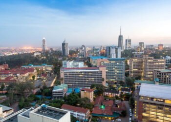 Conheça a cidade onde os bancos de praça geram wi-fi e carregam celulares