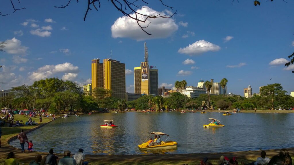 Conheça a cidade onde os bancos de praça geram wi-fi e carregam celulares