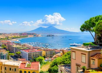 Conheça a cidade onde moradores se comunicam por canções nas janelas