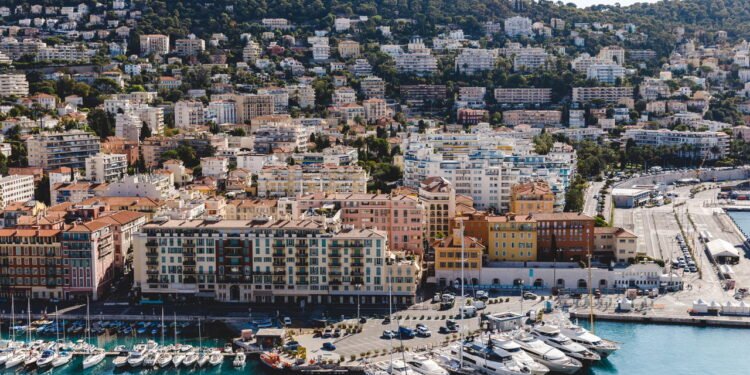 Conheça a cidade onde os idosos ditam o ritmo da cidade