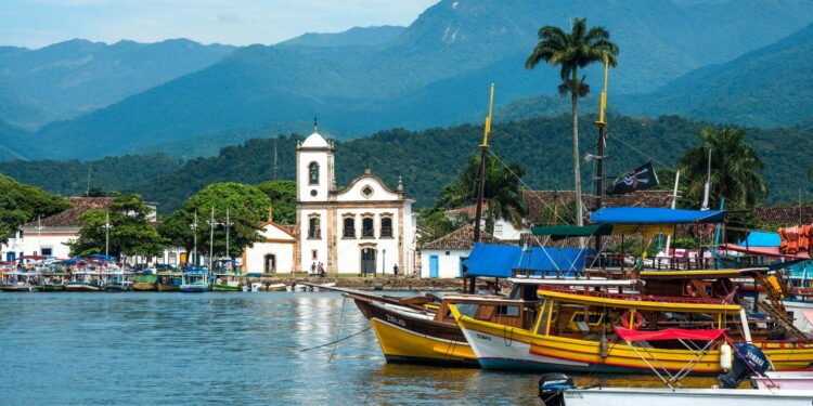 A cidade da cachaça artesanal encanta com paisagem de tirar o fôlego