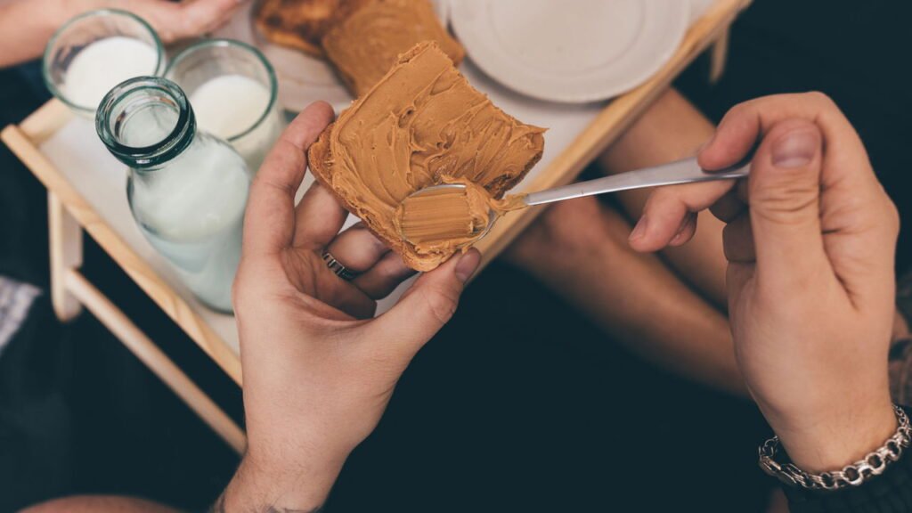 Pasta de amendoim traz benefícios surpreendentes para sua saúde, conheça