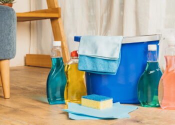 Misturar produtos de limpeza pode ser um risco enorme, entenda