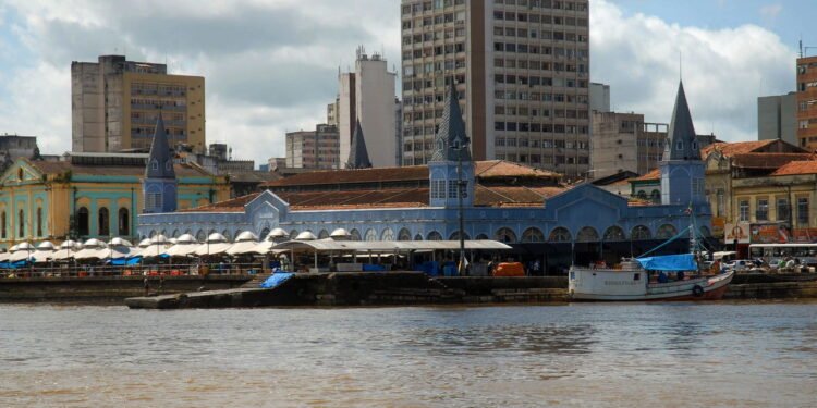 Essa cidade paraense é conhecida por suas casas flutuantes sobre rios