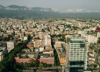 Conheça a cidade onde casas são pintadas conforme o humor dos moradores