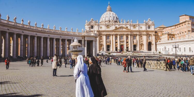 Quem foi o primeiro Papa eleito? Veja como começou
