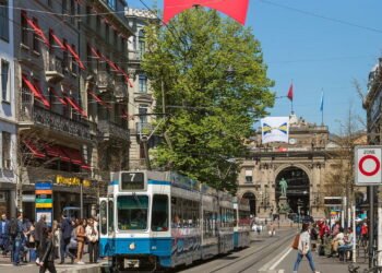 Conheça a cidade onde há uma fila de espera para adotar um banco de praça