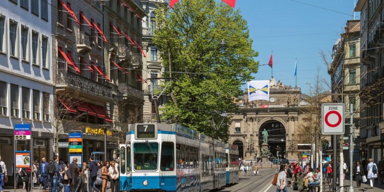 Conheça a cidade onde há uma fila de espera para adotar um banco de praça