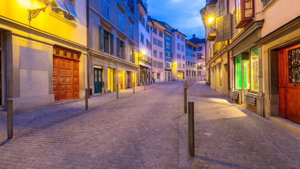 Conheça a cidade onde há uma fila de espera para adotar um banco de praça