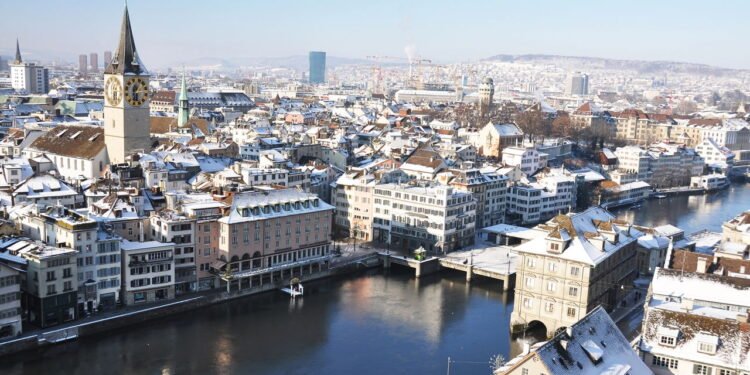 Conheça a cidade onde lojas oferecem desconto para quem vem de transporte público