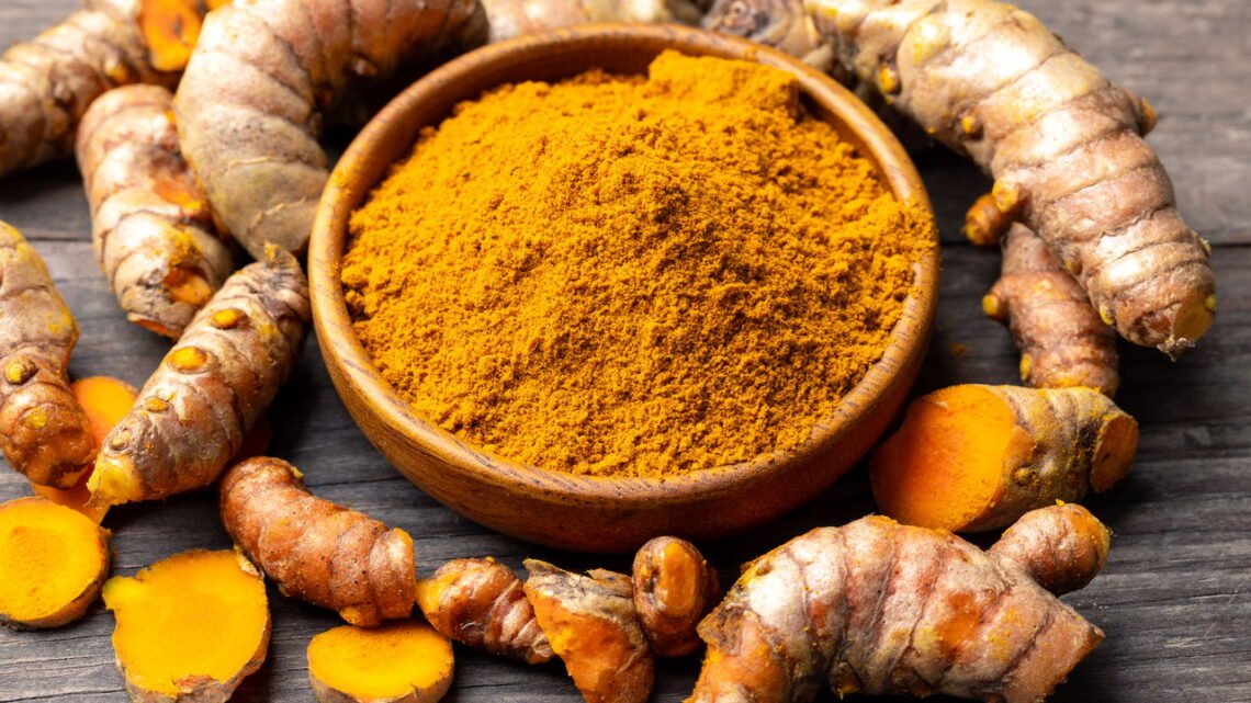 Cultive açafrão-da-terra em casa e colha tempero fresco o ano todo