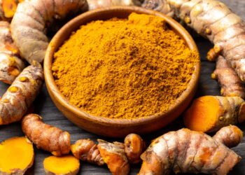 Plante açafrão-da-terra em casa e colha tempero fresco o ano todo