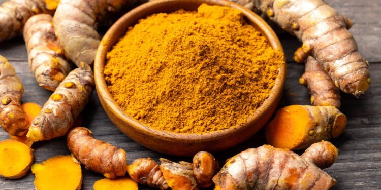 A curcumina presente no açafrão-da-terra atua na inibição de mediadores inflamatórios - Créditos: depositphotos.com / doidam10