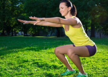 Três exercícios básicos em casa e sem aparelhos para ganhar força e mobilidade em qualquer idade