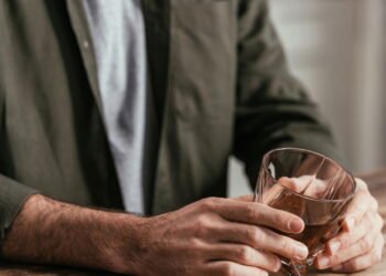 Nova lei estabelece benefício para pessoas com alcoolismo, veja detalhes