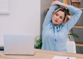 Pequena rotina de alongamento antes de dormir para relaxamento profundo