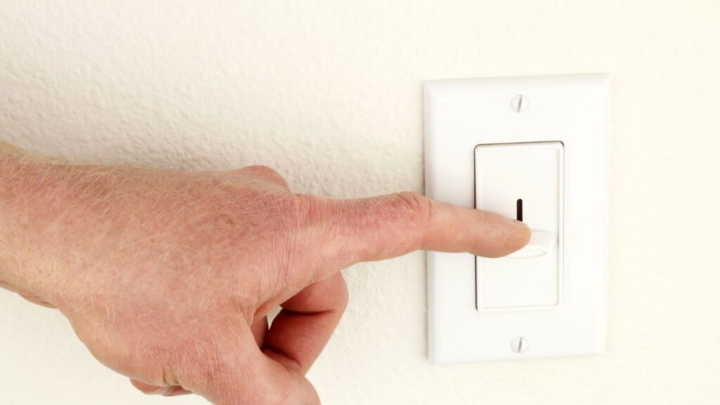 Saiba como economizar energia mesmo fora de casa no feriado