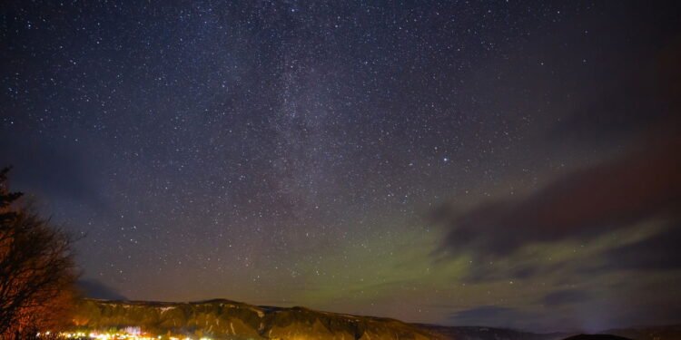 Explosão solar pode causar show de auroras nesta semana, saiba como assistir