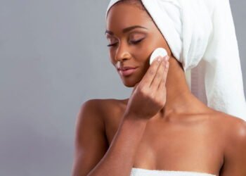 Dormir com cabelos molhados realmente faz mal?