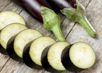 Plante açafrão-da-terra em casa e colha tempero fresco o ano todo