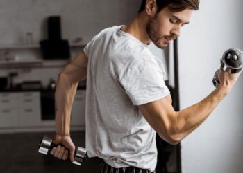 Exercícios que podem ser feitos em casa para fortalecer os bíceps