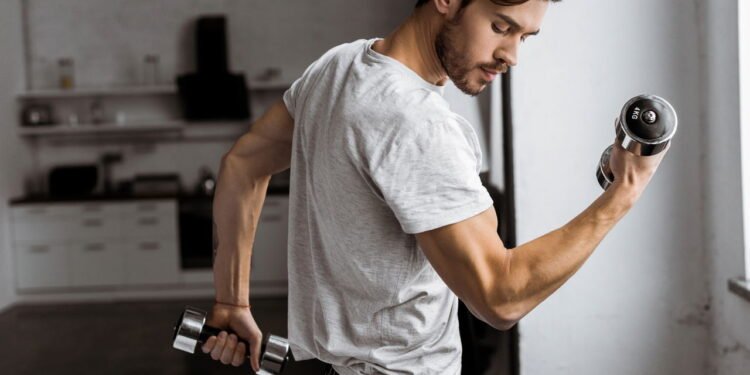 Exercícios que podem ser feitos em casa para fortalecer os bíceps