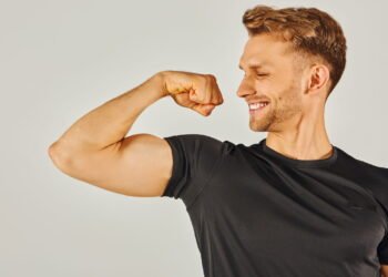 3 métodos para fortalecer os bíceps em casa sem precisar de aparelhos