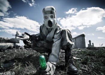 Criminoso com arma biológica perigosa que pode causar mutação