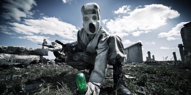 Criminoso com arma biológica perigosa que pode causar mutação