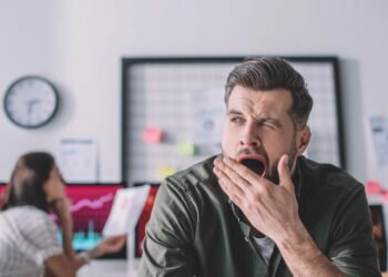 Se você boceja demais durante o dia, esse alerta é para você