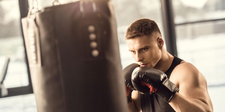 Monte seu próprio espaço para treinar boxe em casa seguindo esse simples passo a passo