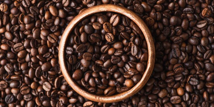 Tomar café a noite realmente faz perder o sono? Entenda