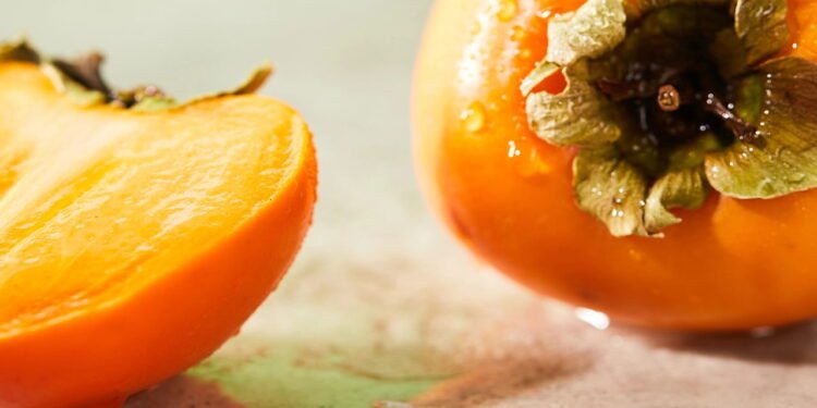 O caqui é uma das frutas mais saborosas e nutritivas do outono - Créditos: depositphotos.com / AntonMatyukha