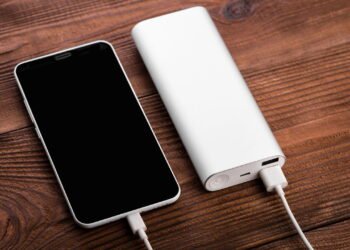 7 formas de identificar se seu carregador é falso e evitar problemas