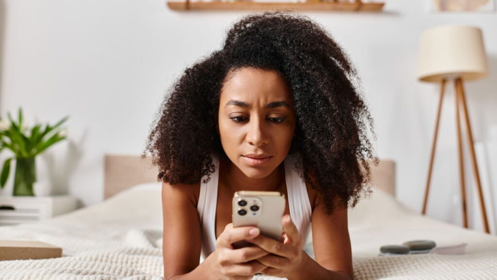 Alerta importante para quem usa celular na cama antes de dormir