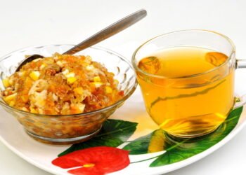 O aroma da hortelã é inconfundível. Fresco, penetrante e revigorante, ele nos remete a uma sensação imediata de limpeza e bem-estar. Presente em jardins por todo o Brasil, de quintais em Sorocaba a varandas em apartamentos, essa erva é muito mais do que um simples tempero ou um toque de frescor em uma bebida. Embora muitos a conheçam, poucos sabem da ciência por trás dos seus efeitos mais poderosos. O chá de hortelã, especialmente o da variedade hortelã-pimenta, é um remédio natural com benefícios comprovados para acalmar o sistema digestivo e, surpreendentemente, para clarear e focar a mente. Este artigo explora como essa infusão popular atua no nosso corpo. O que a ciência e os especialistas dizem sobre a hortelã? O principal componente ativo responsável pela maioria dos benefícios da hortelã é um composto chamado mentol. No sistema digestivo, o mentol tem propriedades antiespasmódicas bem documentadas. Isso significa que ele atua diretamente na musculatura lisa que reveste nosso estômago e intestinos, ajudando-a a relaxar. Quando esses músculos estão tensos ou em espasmo, eles causam dores, cólicas e a incômoda sensação de inchaço. O chá de hortelã ajuda a aliviar essa tensão, promovendo uma digestão mais tranquila. Já o seu efeito "calmante" é diferente daquele de ervas como a camomila. Em vez de sedar, a hortelã acalma de outra forma: clareando a mente. Estudos mostram que o aroma do mentol pode melhorar o foco, a concentração e até a memória. Ele proporciona uma "calma focada", aliviando a fadiga mental sem causar sonolência. Por isso, uma xícara de chá de hortelã pode ser perfeita para começar uma segunda-feira ou para recuperar a concentração no meio da tarde. Quais são os principais benefícios observados? Integrar o chá de hortelã à sua rotina pode trazer alívio e bem-estar de várias formas. Seu benefício mais notável é o alívio eficaz de desconfortos digestivos. Ele é um excelente carminativo, ou seja, ajuda a reduzir e a expelir gases do trato digestivo. É uma ótima pedida após refeições mais pesadas para combater o inchaço e promover uma sensação de leveza. No campo mental, a hortelã serve como um estimulante natural. Ela ajuda a combater a fadiga mental e a sonolência que muitas vezes aparecem após o almoço. Inalar o vapor do chá quente antes de bebê-lo já pode ter um efeito revigorante, ajudando a limpar a mente e a melhorar o estado de alerta para as tarefas que exigem atenção. Além disso, a hortelã pode auxiliar no alívio de dores de cabeça tensionais. A combinação de seu efeito relaxante sobre os músculos com a capacidade do mentol de interagir com receptores de dor no corpo pode ajudar a diminuir a intensidade das dores de cabeça que são frequentemente causadas por estresse e tensão na região do pescoço e ombros. Como preparar o chá de hortelã para máximo benefício? Para extrair o melhor da planta, a forma de preparo é essencial. O segredo é fazer uma infusão adequada para preservar seus óleos voláteis. Escolha a hortelã certa: Para obter os benefícios digestivos mais potentes, a variedade hortelã-pimenta (Mentha piperita) é a mais indicada devido à sua alta concentração de mentol. Use sempre folhas frescas e de boa aparência. Lave e prepare as folhas: Separe um pequeno punhado de folhas frescas (cerca de 10 a 15 folhas por xícara). Lave-as delicadamente em água corrente para remover qualquer impureza. Faça a infusão, sem ferver: Aqueça a água até pouco antes do ponto de fervura (cerca de 90°C). Coloque as folhas em uma xícara ou bule e despeje a água quente sobre elas. Ferver as folhas junto com a água pode destruir parte do precioso mentol. Aguarde o tempo correto: Tampe o recipiente imediatamente após adicionar a água. Isso é crucial para que os óleos essenciais não evaporem. Deixe em infusão por 5 a 7 minutos. Coe e beba em seguida, preferencialmente sem açúcar. Cuidados e contraindicações: quando a hortelã não é indicada? Apesar de seus múltiplos benefícios, o chá de hortelã não é recomendado para todos. A contraindicação mais importante é para pessoas que sofrem de doença do refluxo gastroesofágico (DRGE) ou azia crônica. Como o mentol relaxa a musculatura, ele também pode relaxar o esfíncter que separa o esôfago do estômago, o que pode facilitar o retorno do ácido gástrico e piorar os sintomas do refluxo. Adicionalmente, embora seja seguro para a maioria das pessoas em quantidades moderadas, o consumo excessivo não é recomendado para gestantes e lactantes. Pessoas com histórico de problemas na vesícula biliar ou no fígado também devem procurar o conselho de um médico ou gastroenterologista antes de fazer do chá de hortelã um hábito diário. O frescor que acalma e desperta O chá de hortelã se revela uma bebida de dupla ação: ele acalma o desconforto do corpo enquanto desperta a clareza da mente. É uma ferramenta natural e acessível, cujo poder reside na simplicidade de suas folhas e na potência de seu principal ativo, o mentol. Seja para aliviar o peso de uma refeição, para encontrar foco em uma manhã de trabalho ou simplesmente para desfrutar de um momento de frescor, redescobrir o chá de hortelã é um convite para adicionar mais bem-estar à sua rotina. É a prova de que, às vezes, as soluções mais eficazes estão ao nosso alcance, crescendo em um simples vaso na janela.