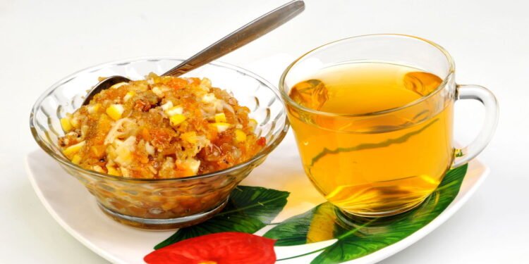 O aroma da hortelã é inconfundível. Fresco, penetrante e revigorante, ele nos remete a uma sensação imediata de limpeza e bem-estar. Presente em jardins por todo o Brasil, de quintais em Sorocaba a varandas em apartamentos, essa erva é muito mais do que um simples tempero ou um toque de frescor em uma bebida. Embora muitos a conheçam, poucos sabem da ciência por trás dos seus efeitos mais poderosos. O chá de hortelã, especialmente o da variedade hortelã-pimenta, é um remédio natural com benefícios comprovados para acalmar o sistema digestivo e, surpreendentemente, para clarear e focar a mente. Este artigo explora como essa infusão popular atua no nosso corpo. O que a ciência e os especialistas dizem sobre a hortelã? O principal componente ativo responsável pela maioria dos benefícios da hortelã é um composto chamado mentol. No sistema digestivo, o mentol tem propriedades antiespasmódicas bem documentadas. Isso significa que ele atua diretamente na musculatura lisa que reveste nosso estômago e intestinos, ajudando-a a relaxar. Quando esses músculos estão tensos ou em espasmo, eles causam dores, cólicas e a incômoda sensação de inchaço. O chá de hortelã ajuda a aliviar essa tensão, promovendo uma digestão mais tranquila. Já o seu efeito "calmante" é diferente daquele de ervas como a camomila. Em vez de sedar, a hortelã acalma de outra forma: clareando a mente. Estudos mostram que o aroma do mentol pode melhorar o foco, a concentração e até a memória. Ele proporciona uma "calma focada", aliviando a fadiga mental sem causar sonolência. Por isso, uma xícara de chá de hortelã pode ser perfeita para começar uma segunda-feira ou para recuperar a concentração no meio da tarde. Quais são os principais benefícios observados? Integrar o chá de hortelã à sua rotina pode trazer alívio e bem-estar de várias formas. Seu benefício mais notável é o alívio eficaz de desconfortos digestivos. Ele é um excelente carminativo, ou seja, ajuda a reduzir e a expelir gases do trato digestivo. É uma ótima pedida após refeições mais pesadas para combater o inchaço e promover uma sensação de leveza. No campo mental, a hortelã serve como um estimulante natural. Ela ajuda a combater a fadiga mental e a sonolência que muitas vezes aparecem após o almoço. Inalar o vapor do chá quente antes de bebê-lo já pode ter um efeito revigorante, ajudando a limpar a mente e a melhorar o estado de alerta para as tarefas que exigem atenção. Além disso, a hortelã pode auxiliar no alívio de dores de cabeça tensionais. A combinação de seu efeito relaxante sobre os músculos com a capacidade do mentol de interagir com receptores de dor no corpo pode ajudar a diminuir a intensidade das dores de cabeça que são frequentemente causadas por estresse e tensão na região do pescoço e ombros. Como preparar o chá de hortelã para máximo benefício? Para extrair o melhor da planta, a forma de preparo é essencial. O segredo é fazer uma infusão adequada para preservar seus óleos voláteis. Escolha a hortelã certa: Para obter os benefícios digestivos mais potentes, a variedade hortelã-pimenta (Mentha piperita) é a mais indicada devido à sua alta concentração de mentol. Use sempre folhas frescas e de boa aparência. Lave e prepare as folhas: Separe um pequeno punhado de folhas frescas (cerca de 10 a 15 folhas por xícara). Lave-as delicadamente em água corrente para remover qualquer impureza. Faça a infusão, sem ferver: Aqueça a água até pouco antes do ponto de fervura (cerca de 90°C). Coloque as folhas em uma xícara ou bule e despeje a água quente sobre elas. Ferver as folhas junto com a água pode destruir parte do precioso mentol. Aguarde o tempo correto: Tampe o recipiente imediatamente após adicionar a água. Isso é crucial para que os óleos essenciais não evaporem. Deixe em infusão por 5 a 7 minutos. Coe e beba em seguida, preferencialmente sem açúcar. Cuidados e contraindicações: quando a hortelã não é indicada? Apesar de seus múltiplos benefícios, o chá de hortelã não é recomendado para todos. A contraindicação mais importante é para pessoas que sofrem de doença do refluxo gastroesofágico (DRGE) ou azia crônica. Como o mentol relaxa a musculatura, ele também pode relaxar o esfíncter que separa o esôfago do estômago, o que pode facilitar o retorno do ácido gástrico e piorar os sintomas do refluxo. Adicionalmente, embora seja seguro para a maioria das pessoas em quantidades moderadas, o consumo excessivo não é recomendado para gestantes e lactantes. Pessoas com histórico de problemas na vesícula biliar ou no fígado também devem procurar o conselho de um médico ou gastroenterologista antes de fazer do chá de hortelã um hábito diário. O frescor que acalma e desperta O chá de hortelã se revela uma bebida de dupla ação: ele acalma o desconforto do corpo enquanto desperta a clareza da mente. É uma ferramenta natural e acessível, cujo poder reside na simplicidade de suas folhas e na potência de seu principal ativo, o mentol. Seja para aliviar o peso de uma refeição, para encontrar foco em uma manhã de trabalho ou simplesmente para desfrutar de um momento de frescor, redescobrir o chá de hortelã é um convite para adicionar mais bem-estar à sua rotina. É a prova de que, às vezes, as soluções mais eficazes estão ao nosso alcance, crescendo em um simples vaso na janela.