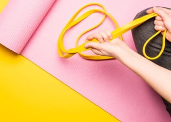 Treinar braço com elásticos está virando tendencia! Veja como executar um bom treino