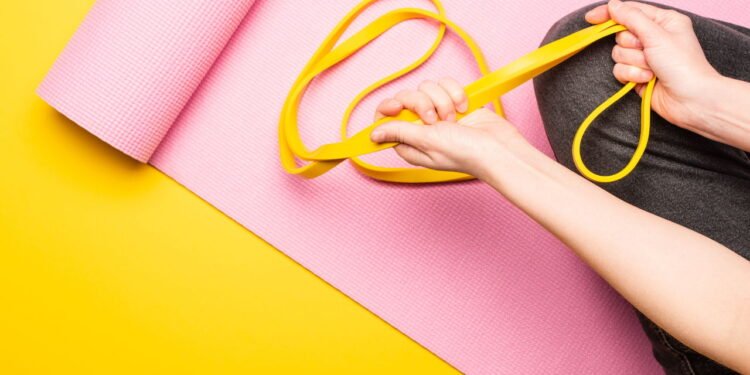 Treinar braço com elásticos está virando tendencia! Veja como executar um bom treino