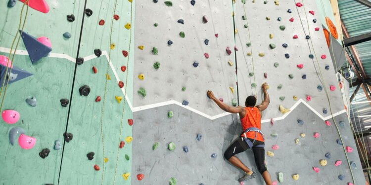 Você pode criar um espaço para escalada na sua própria casa seguindo essas dicas