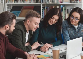MEC anuncia pagamentos para estudantes de cursinhos, veja como participar