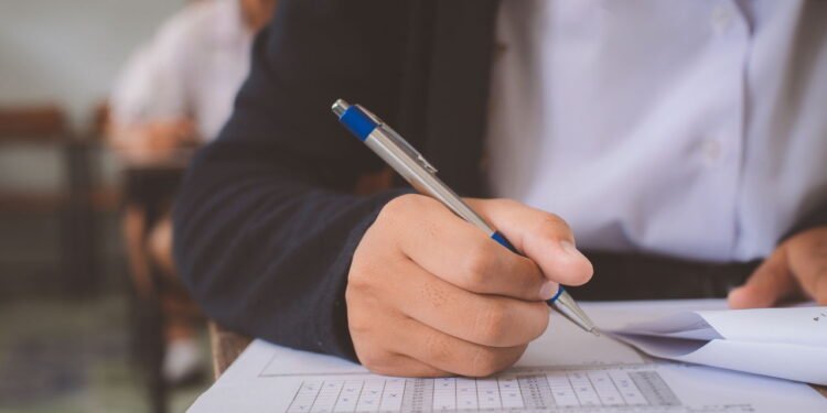 Concurso no Rio de Janeiro oferece salários de até R$ 14mil, edital publicado!