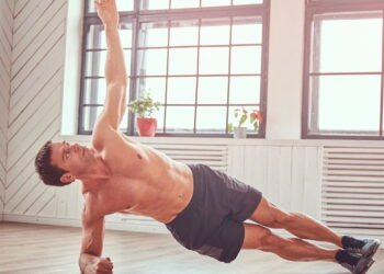 Três exercícios básicos em casa e sem aparelhos para ganhar força e mobilidade em qualquer idade